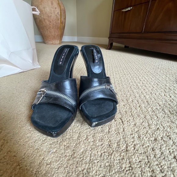 Steven Heels with Zippers - Picture 2 of 4